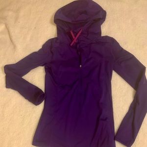 Nike running too long sleeve hood small